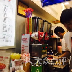 三亚夜晚的多重奏 酒吧街慢摇吧、面包饮品与美食团购指南